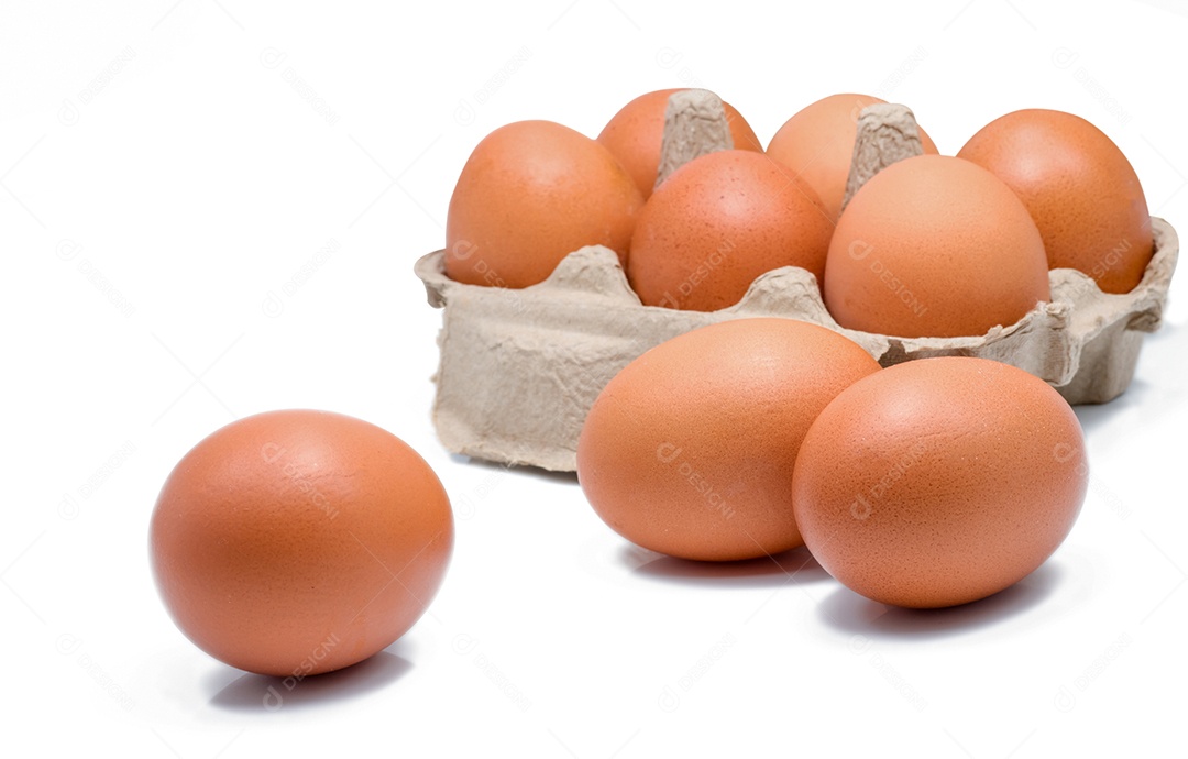 Ovo em caixa de papel isolada no fundo branco. Ovos em caixa.