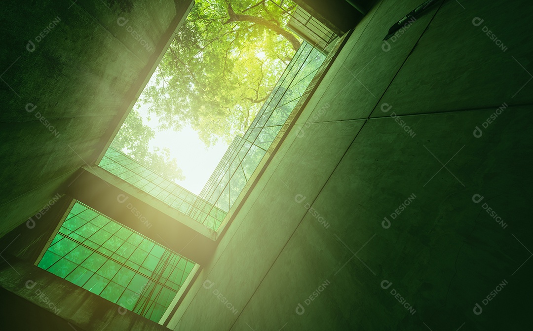 Edifício ecológico na cidade moderna. Oficina de vidro sustentável