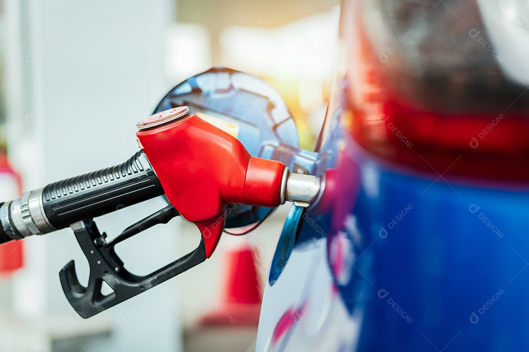 Carro abastecendo em posto de gasolina. Reabastecer com gasolina