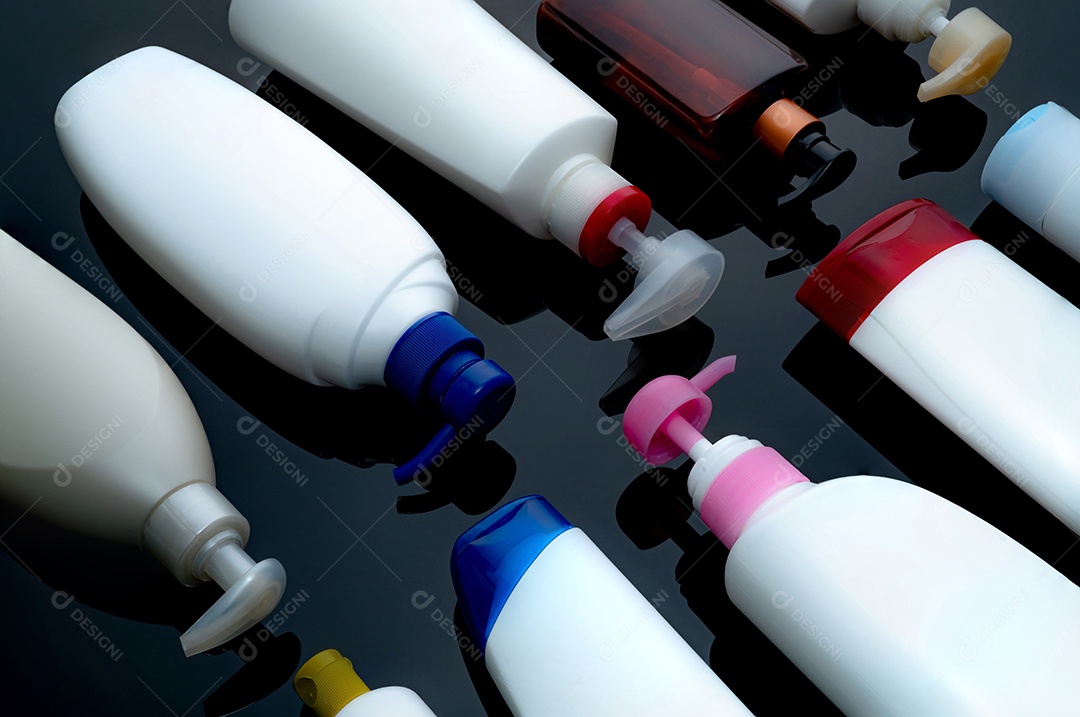 Frasco cosmético isolado. Shampoo e condicionador de cabelo