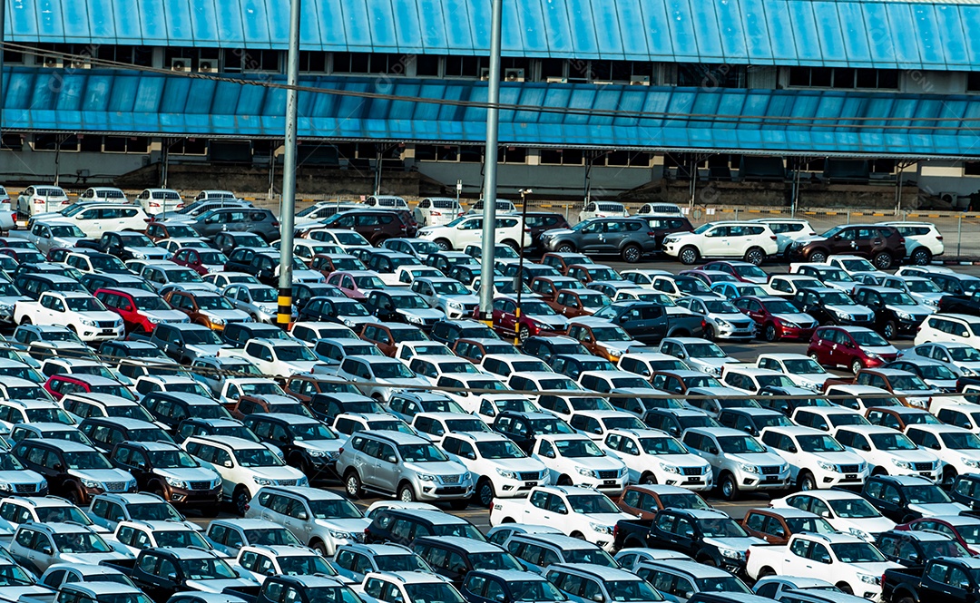 Carro novo estacionado em seguido no estacionamento da fábrica. Revendedor de carros