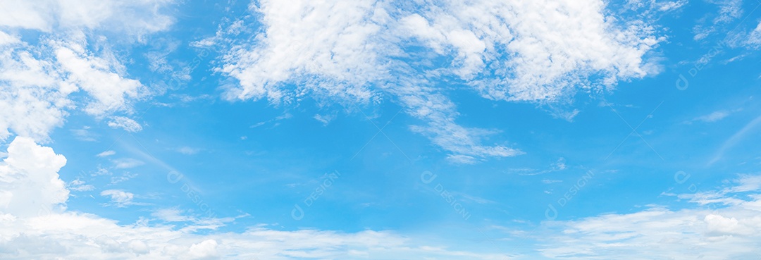 Lindo céu azul e fundo de nuvens cumulus brancas.