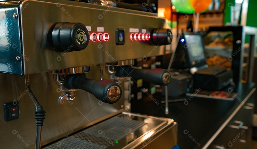 Feche a máquina de café profissional na cafeteria.