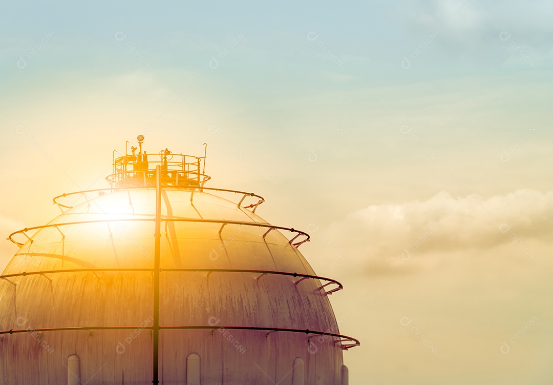 Tanque de armazenamento de gás industrial. GNL ou armazenamento de gás natural liquefeito