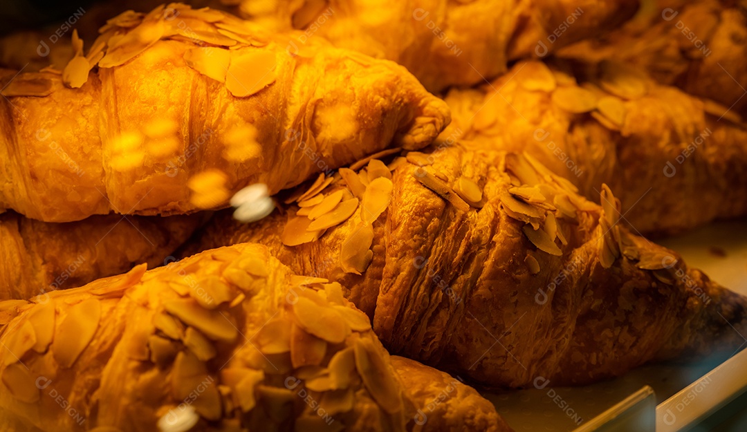 Croissants frescos assados ​​na bandeja na loja de café e padaria.