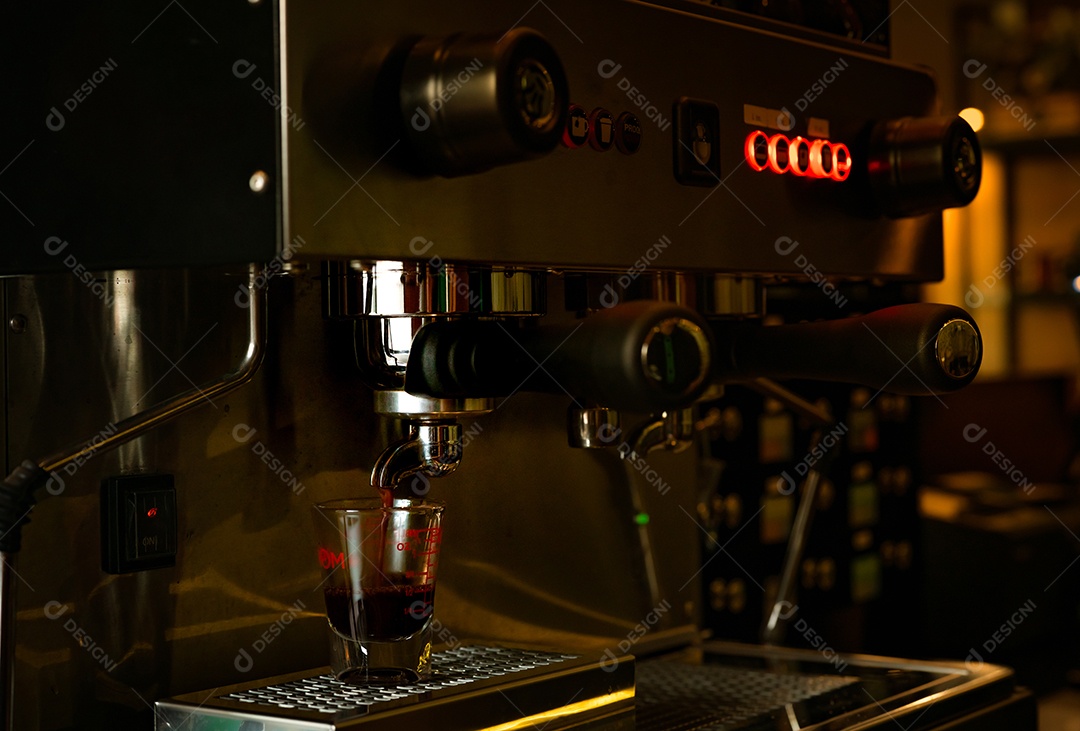 Closeup máquina de café profissional na cafeteria. Máquina de café