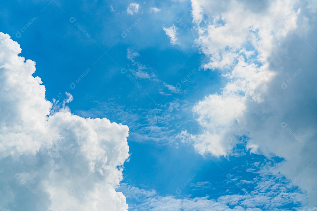 Lindo céu azul e nuvens cumulus brancas abstraem base.