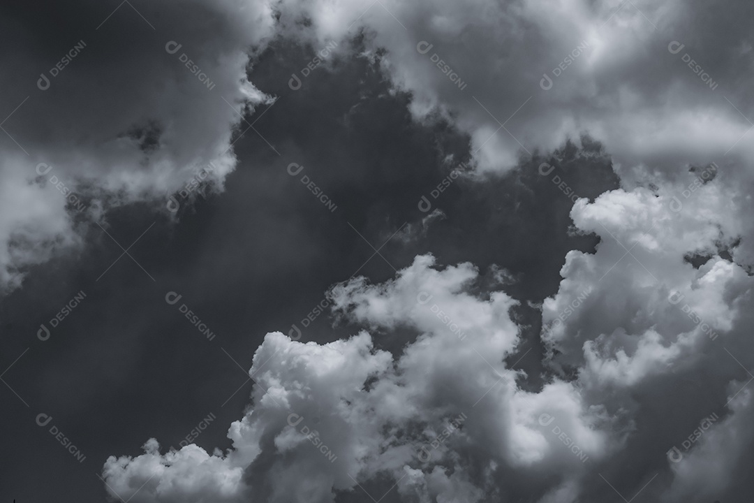 Céu e nuvens dramáticos escuros. Antecedentes para a morte e triste concepção