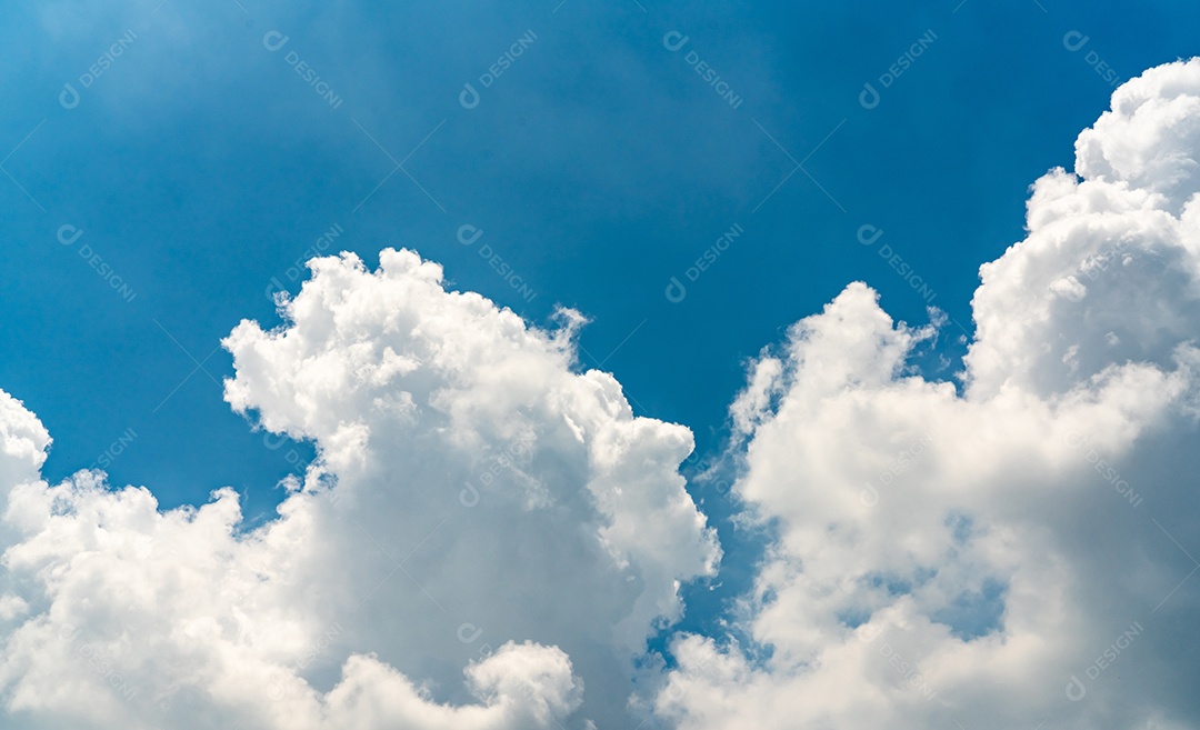 Lindo céu azul e nuvens cumulus brancas abstraem base.