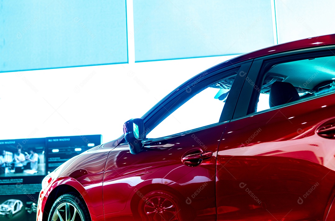 Novo carro de luxo estacionado no showroom moderno. Negócio de locação de automóveis.