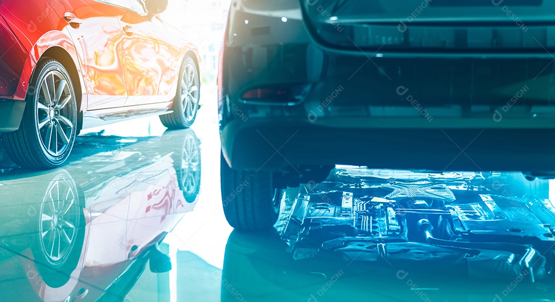 Chassi fechado, eixo, silenciador do carro refletido no chão brilhante