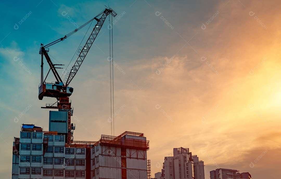 Canteiro de obras com guindaste e edifício. Indústria imobiliária.
