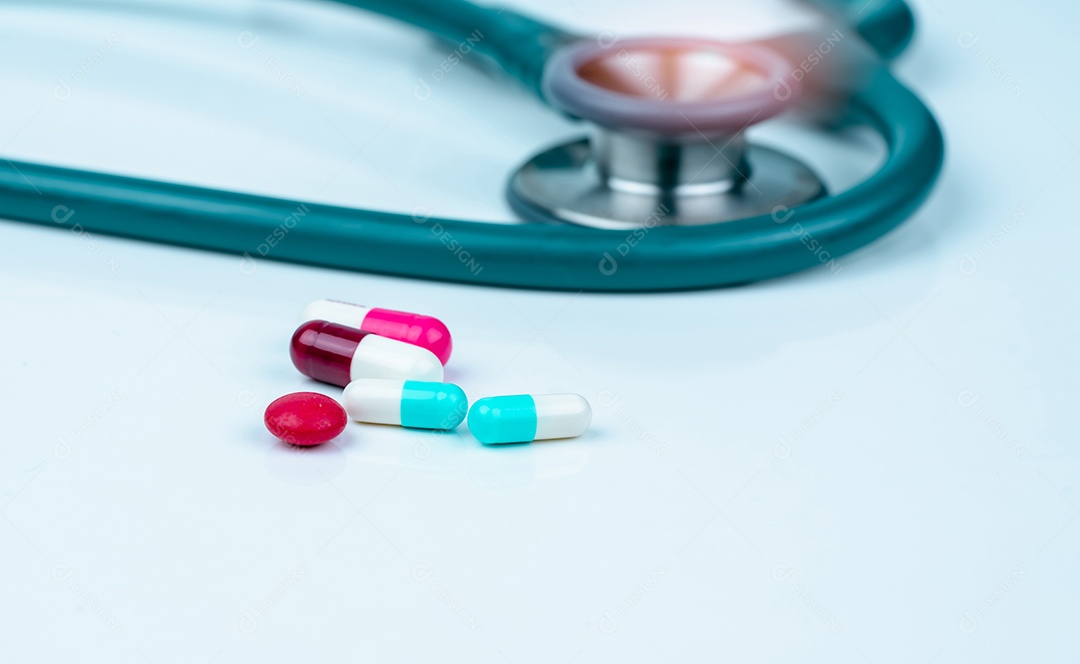 Estetoscópio, cápsula e comprimidos comprimidos na mesa do médico ou enfermeira