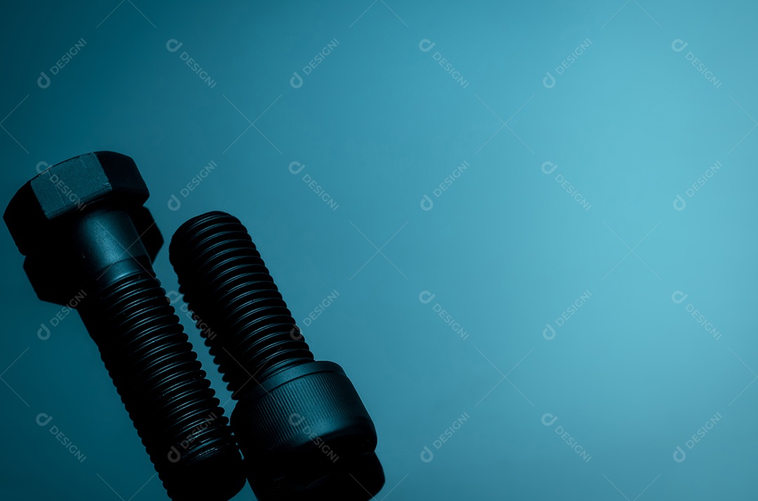 Parafusos de metal sobre fundo azul. Ferramentas de hardware. Cabeça hexagonal aproximada