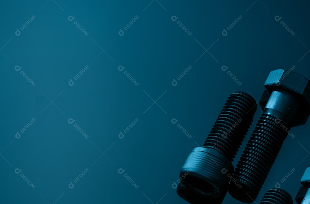 Parafusos de metal sobre fundo azul. Ferramentas de hardware. Cabeça hexagonal aproximada