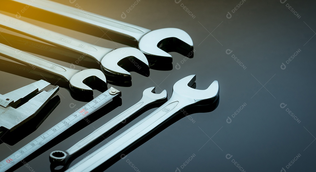 Conjunto de chaves cromadas ou chaves inglesas isoladas na mesa de vidro