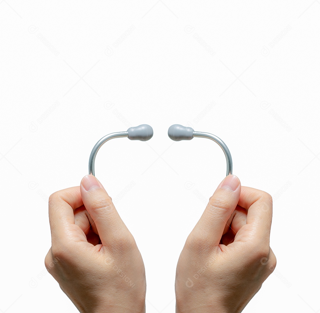 Mão segurando o estetoscópio isolado no fundo branco.