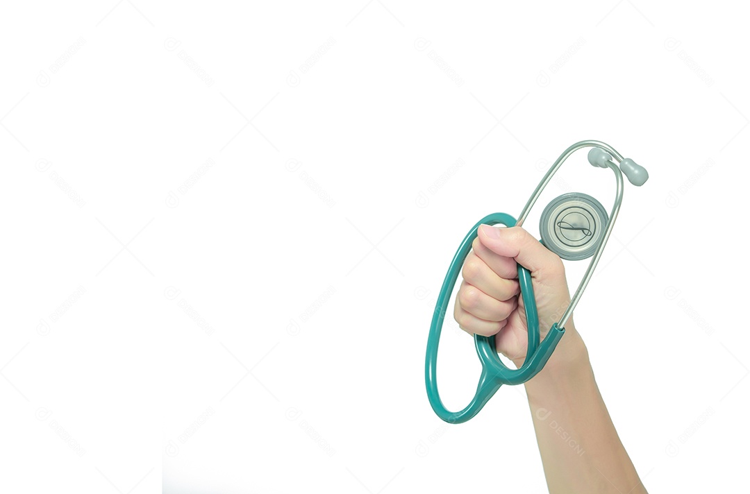 Mão segurando o estetoscópio isolado no fundo branco.