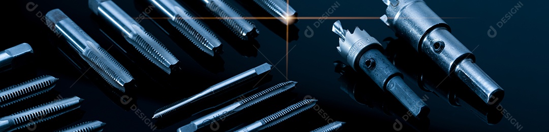 Ponta de torneira de flauta reta closeup e serra de furo em fundo escuro.