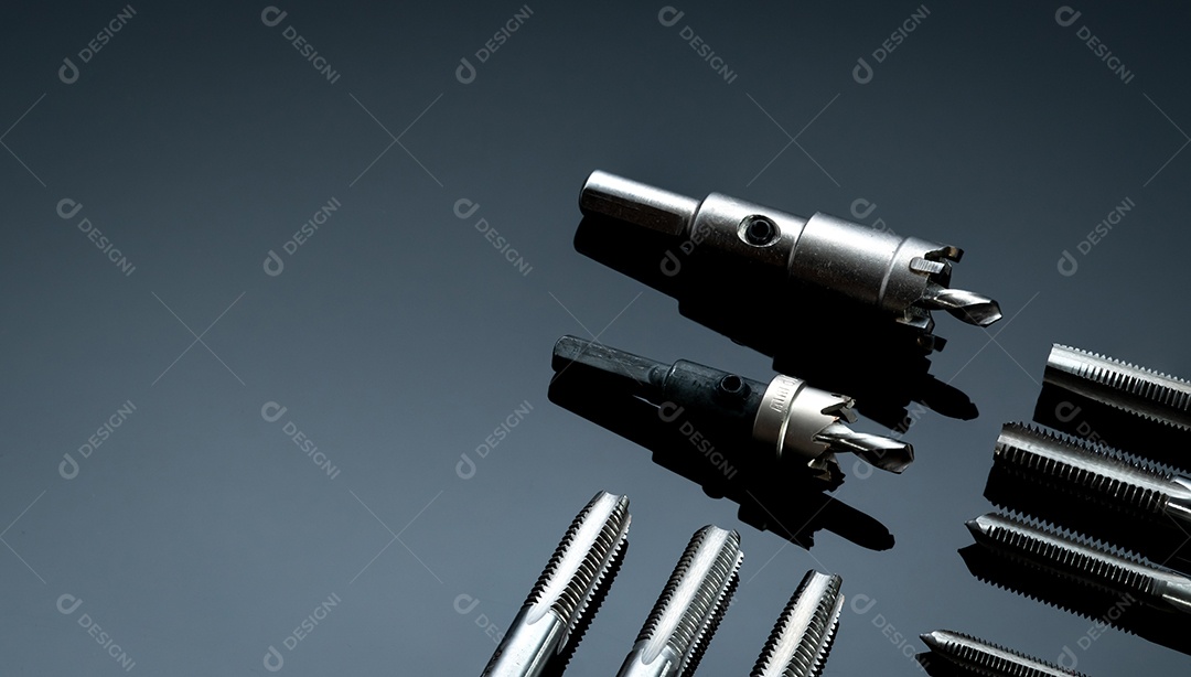 Ponta de torneira de flauta reta aproximada e serra copo em fundo escuro