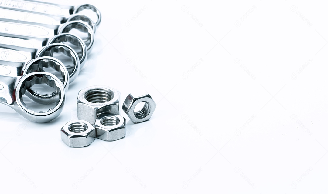 Porcas sextavadas de metal e chaves cromadas isoladas em fundo branco