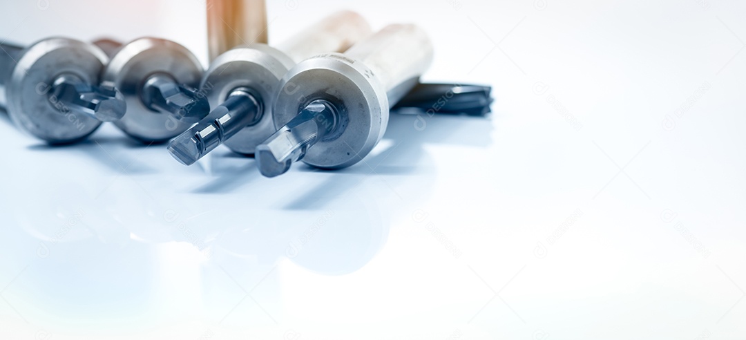 Ferramentas especiais isoladas no fundo branco. Feito sob encomenda especial