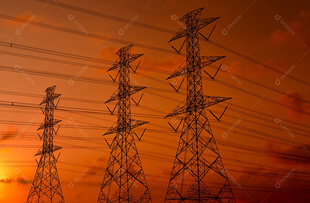 Poste elétrico de alta tensão e linhas de transmissão à noite