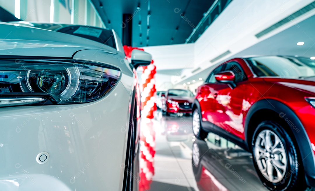 Farol de closeup de carro SUV branco. Carro SUV de luxo novo e brilhante