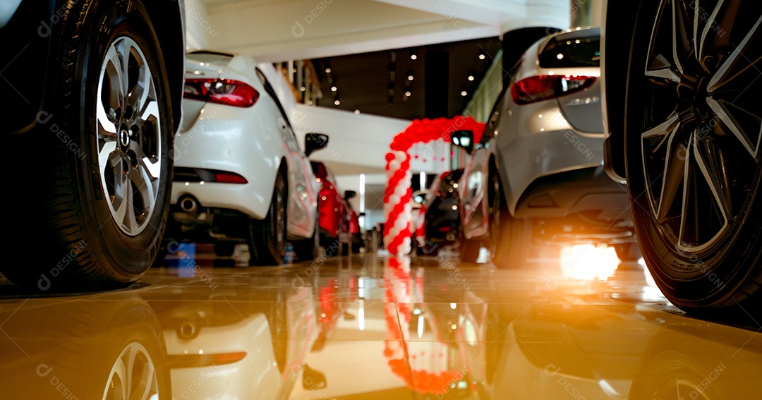 Closeup roda de carro estacionado no showroom moderno.