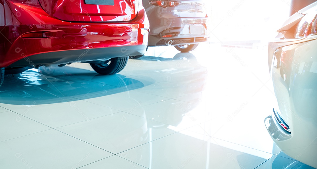 Closeup vista traseira do carro SUV vermelho. Novo e brilhante carro SUV de luxo