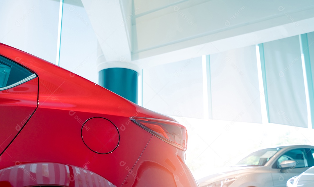 Closeup porta do tanque de combustível do carro vermelho. Parque de estacionamento de luxo novo e brilhante
