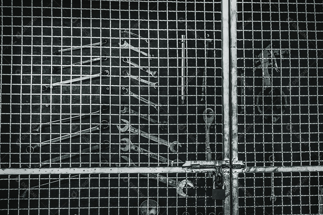 Armário de ferramentas mecânico desbloqueado feito de rede metálica. arranjo de chave