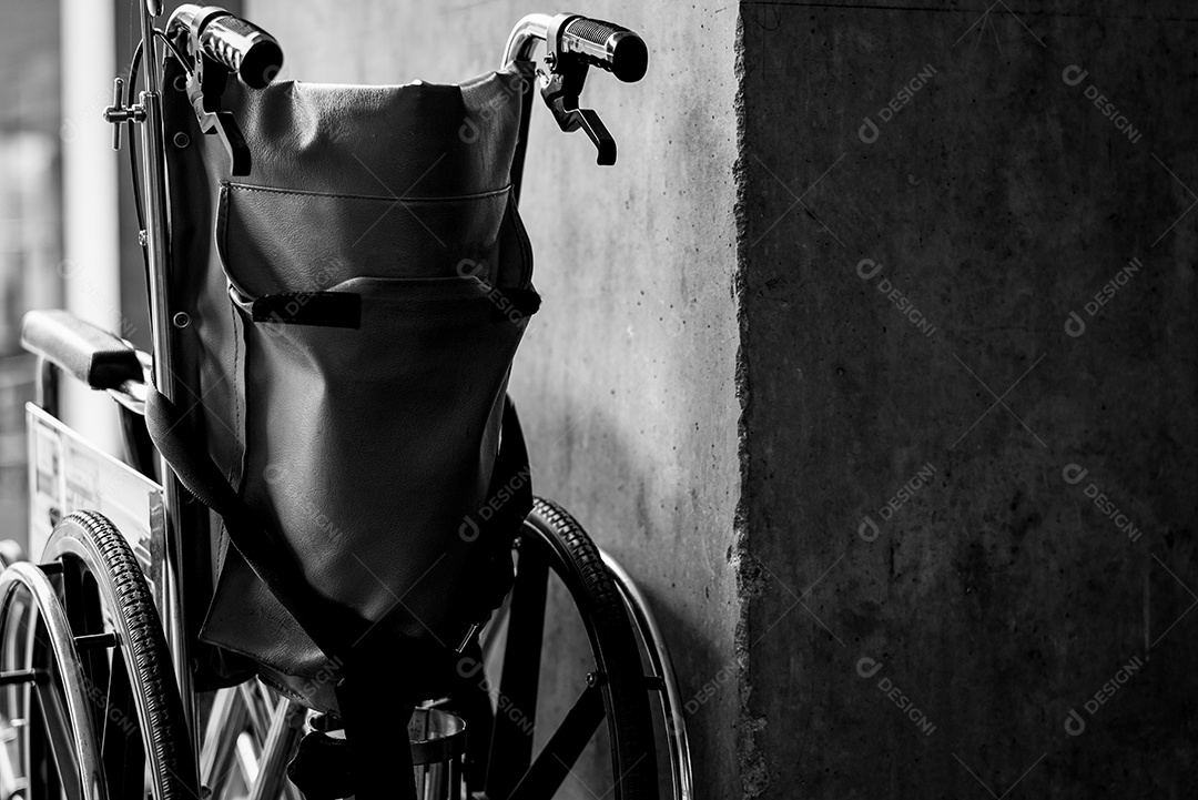 Cadeira de rodas dobrada ao lado da parede. Triste notícia no hospital