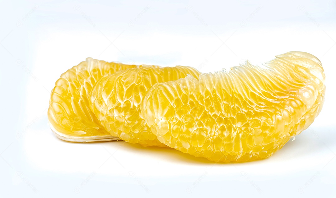 Polpa de pomelo sem sementes isoladas no fundo branco.