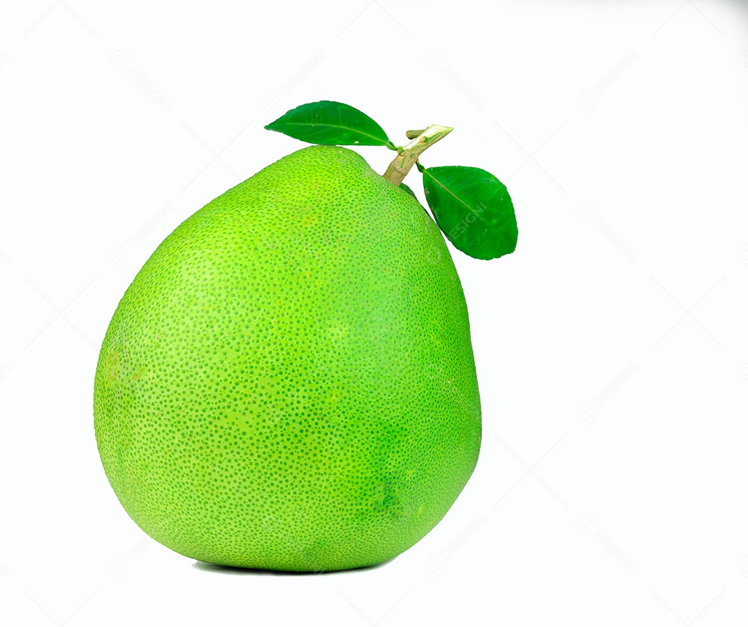 Pomelo com folhas isoladas no fundo branco. Fruta tropical.