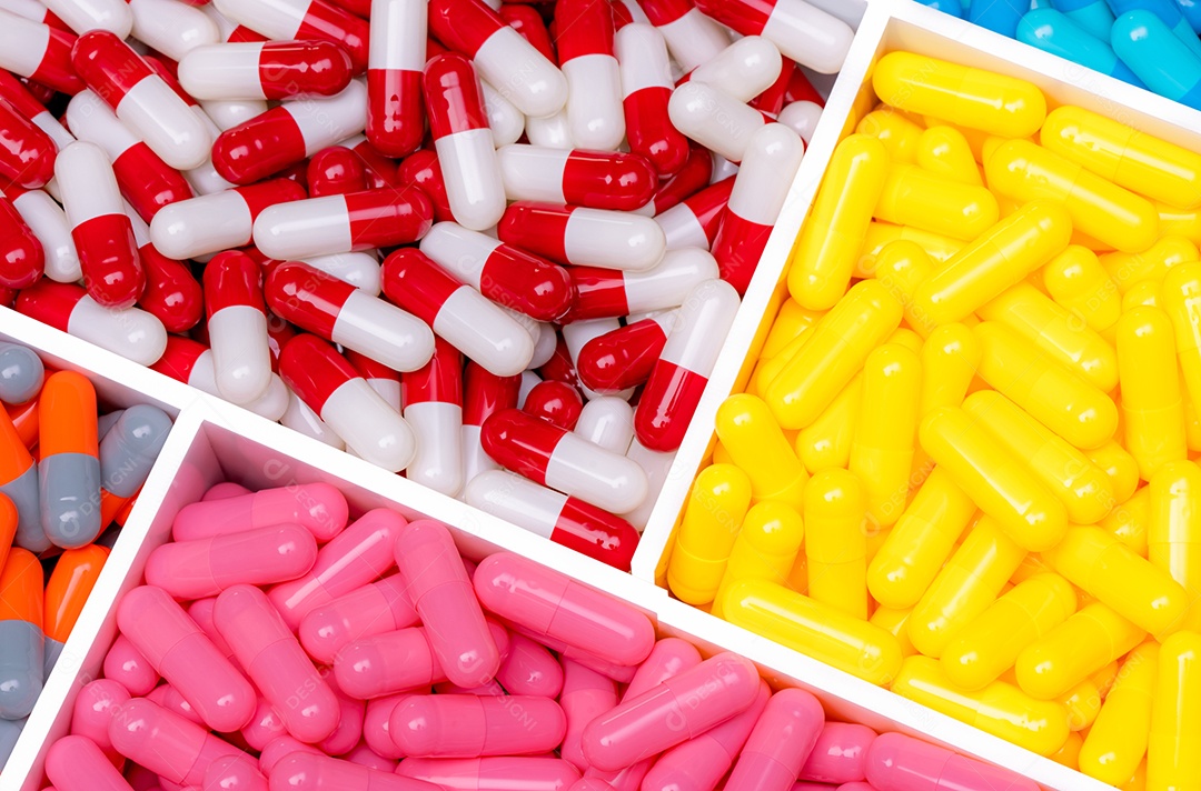 Pílula de cápsula antibiótica multicolorida de vista superior na bandeja.