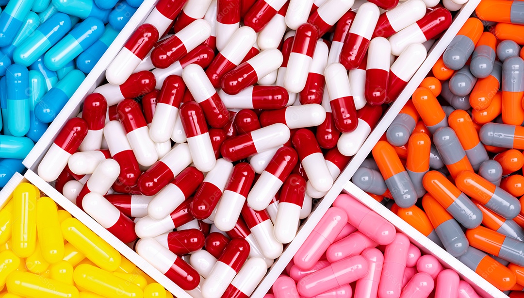 Comprimidos de cápsula de vista superior em caixa de plástico.