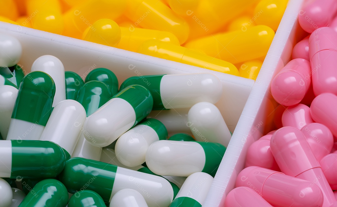 Foco seletivo em comprimidos de cápsula em caixa de plástico. Farmacêutico