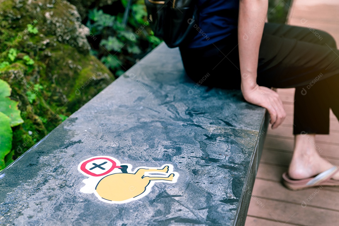 Foco seletivo no símbolo de lacuna para distância social