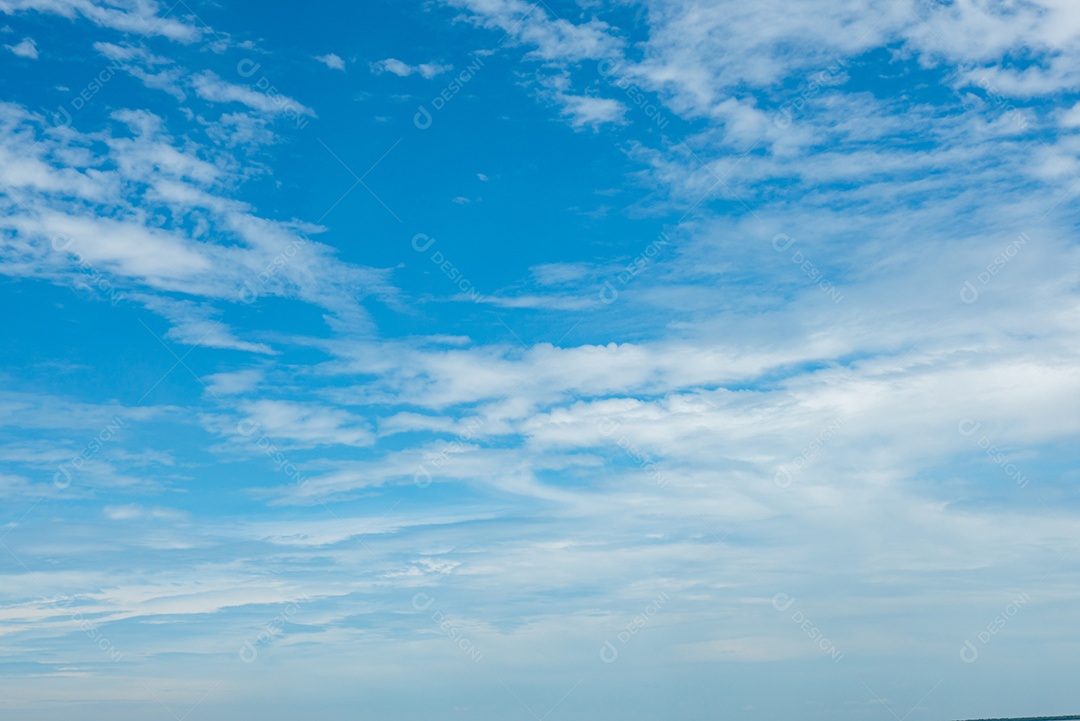 Lindo céu azul e nuvens brancas abstraem base.