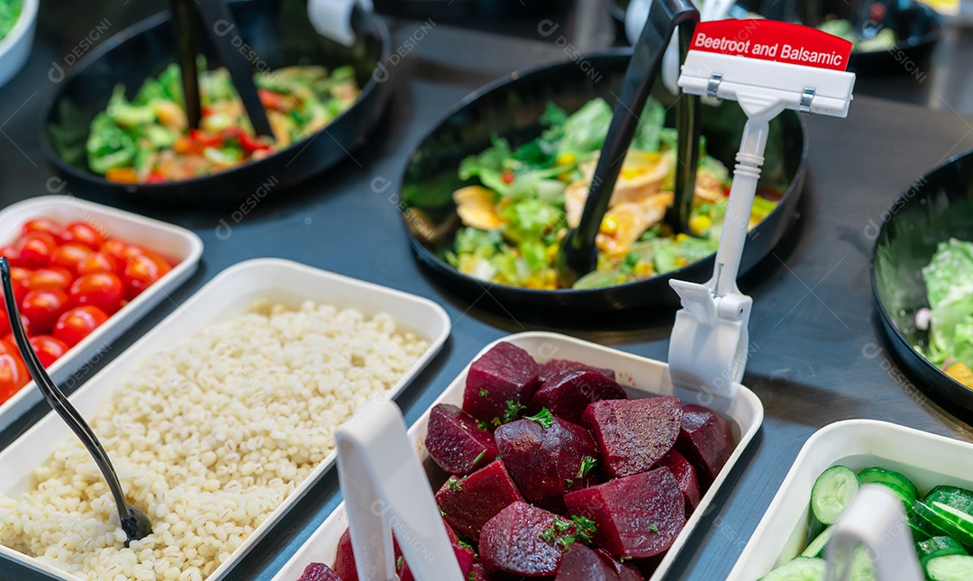 Buffet de saladas no restaurante. Buffet de saladas frescas para o almoço