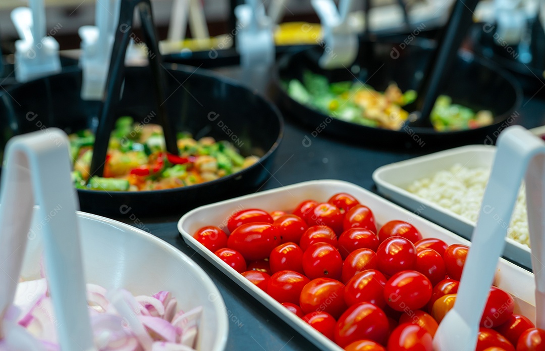 Buffet de saladas no restaurante. Buffet de saladas frescas para o almoço