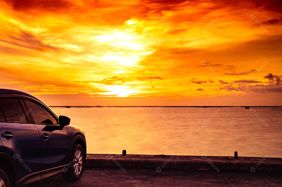 Carro SUV compacto azul com design esportivo e luxuoso estacionado