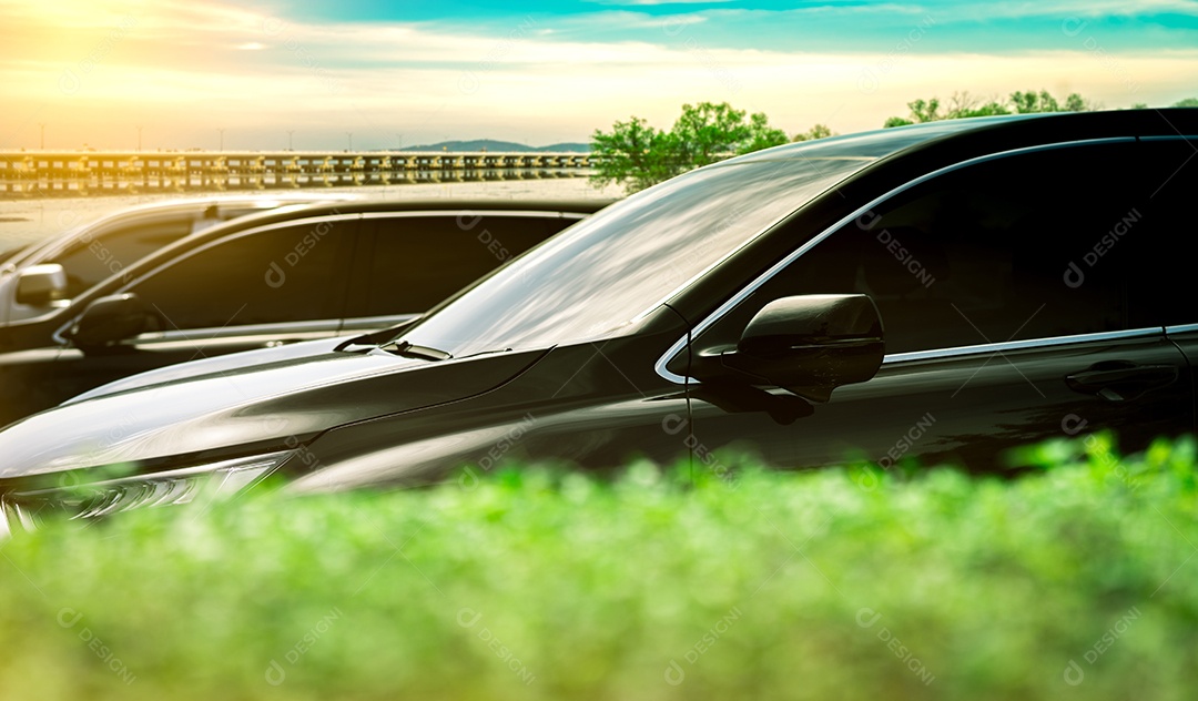 Luxo preto brilhante SUV carro estacionado na área de estacionamento de concreto