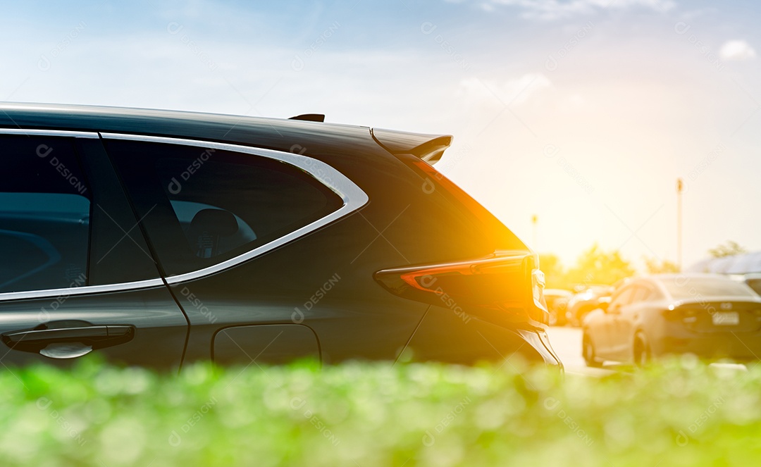 Carro SUV estacionado na área de estacionamento de concreto na fábrica