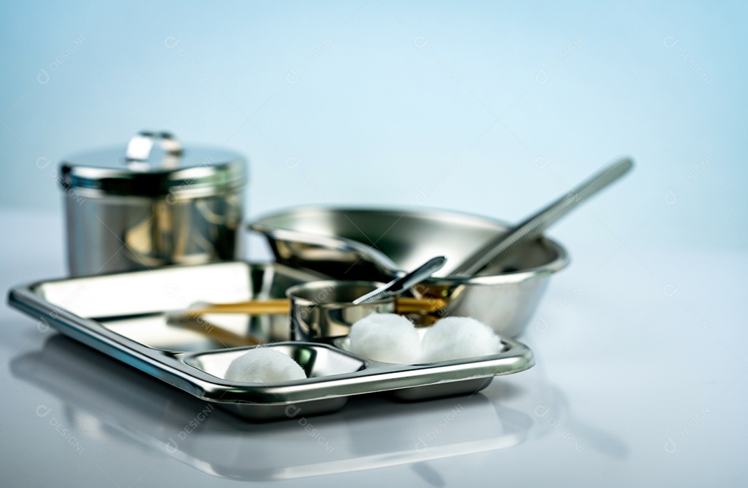 Curativo para tratamento de feridas em placa de aço inoxidável. algodão branco