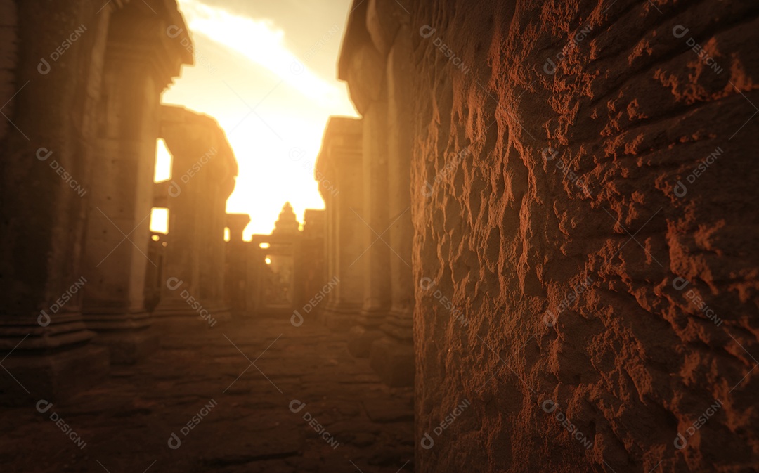 Retrovisor da viagem do fotógrafo da mulher em Phimai Historical Park