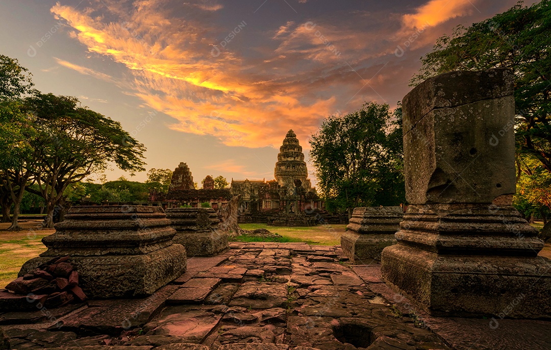 Paisagem do Parque Histórico Phimai com céu pôr do sol.