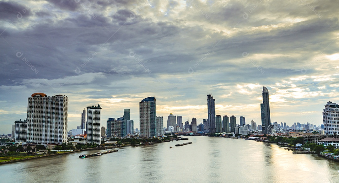 Arquitetura da cidade do edifício moderno perto do rio pela manhã