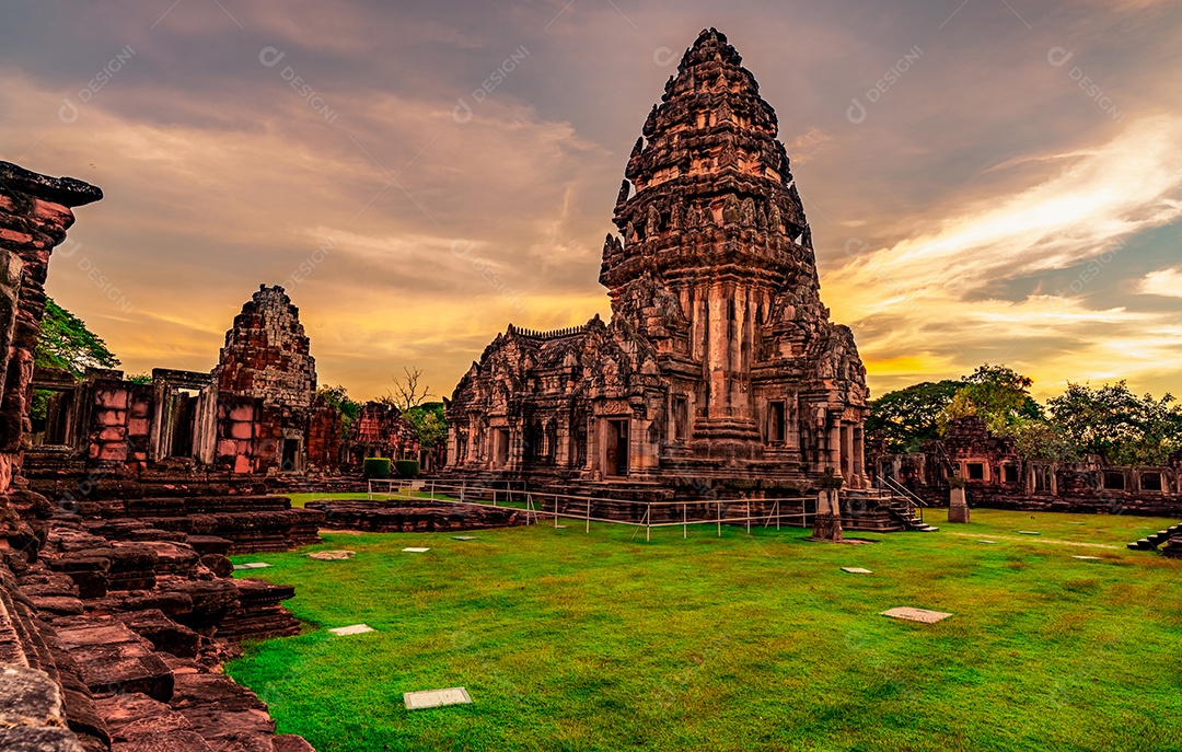 Paisagem do Parque Histórico Phimai com céu pôr do sol.